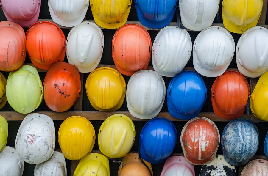 Cascos de seguridad de distintos colores ordenados