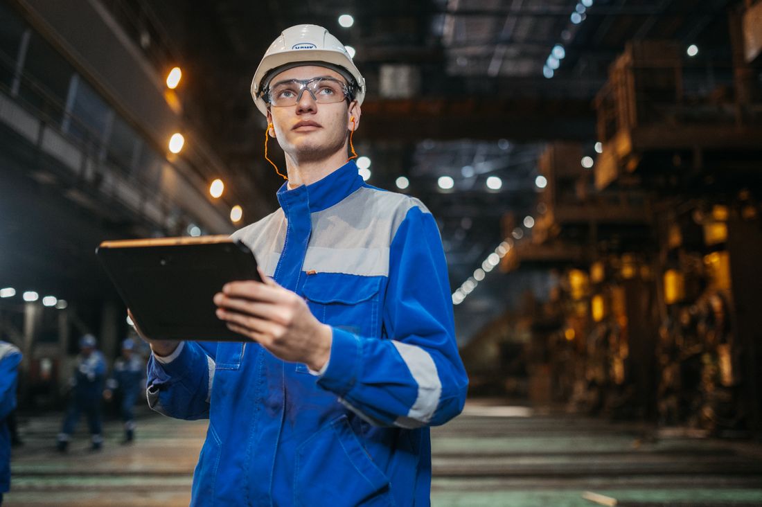 Ingeniero usando una tablet en una planta industrial
